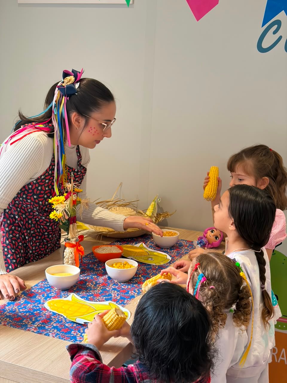Criança com a mão na massa preparando receita saudável e divertida durante acompanhamento com a nutricionista infantil Gaby Roncaglio.